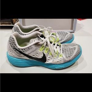 4/15$ NIKE frees white and teal